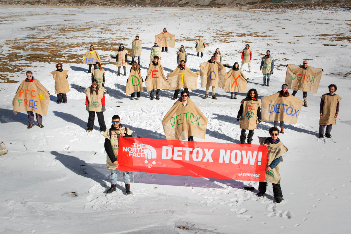2016年綠色和平義大利行動者於亞平寧山脈，要求戶外衣物用品品牌The North Face停止將含有PFCs的產品賣給消費者，拒絕有害化學物質進入環境。