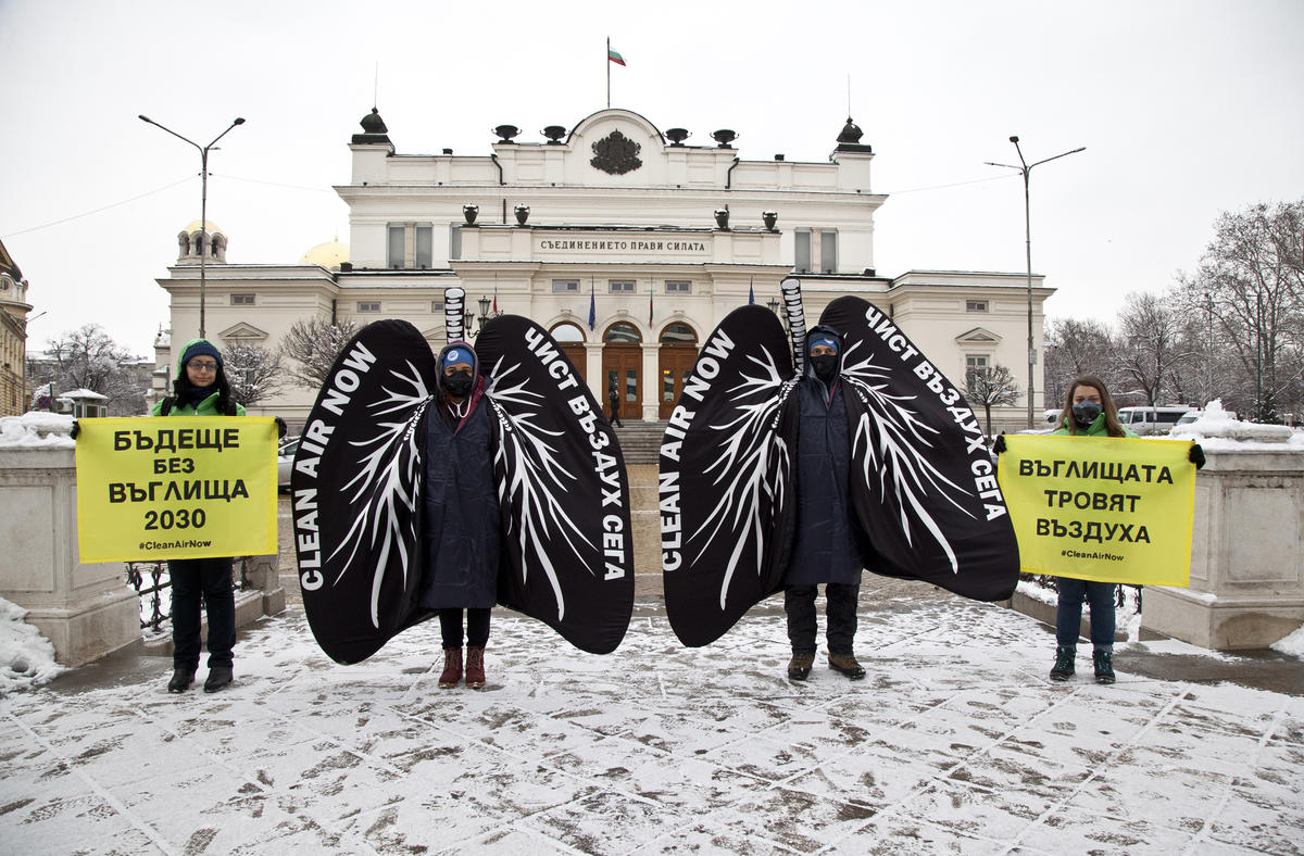 2020年，綠色和平行動者裝扮成被空污染黑的肺臟，在保加利亞國會前，要求當局以人民健康為前提，淘汰高污染的燃煤電廠。