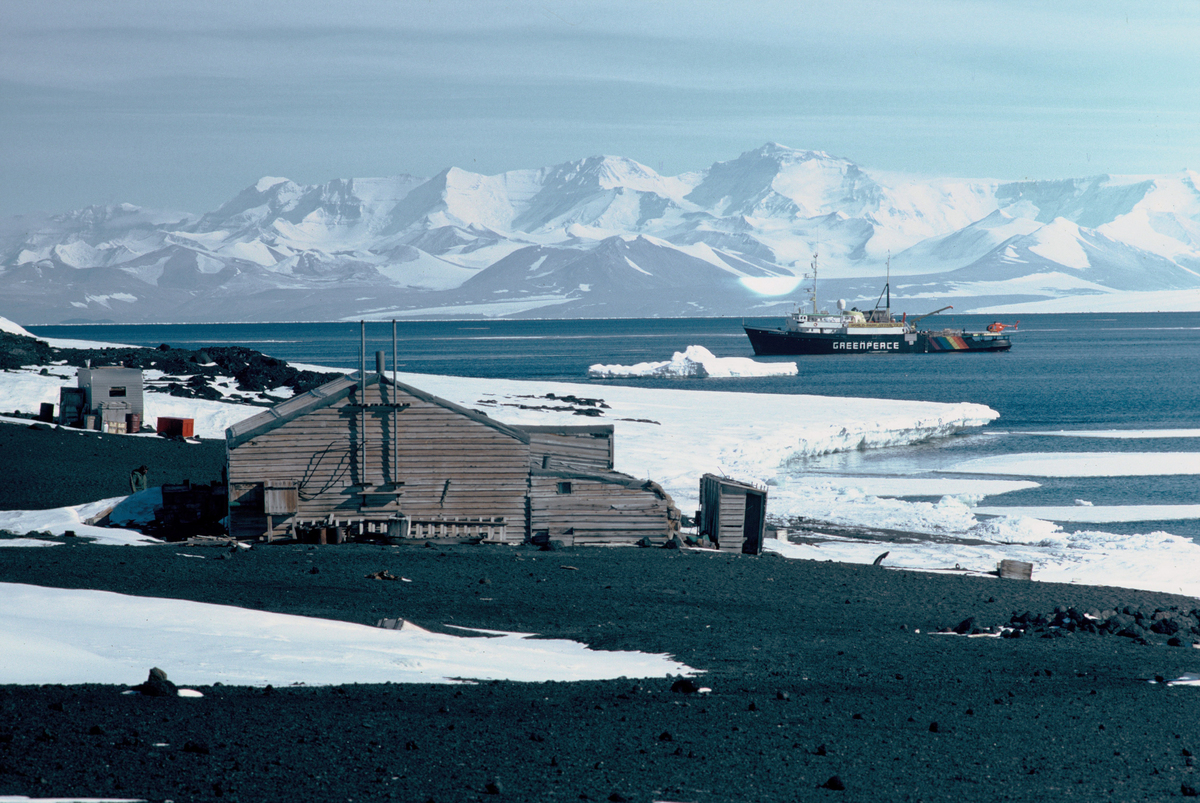 1987年至1991年，綠色和平在南極建立「世界公園基地」，監測來自鄰近基地的污染，並在1990年阻止法國政府在南極建造違反《南極條約》規定的機場。世界公園基地最終於1991年功成身退，成功促成《南極條約》成員國同意通過新的環境議定書。