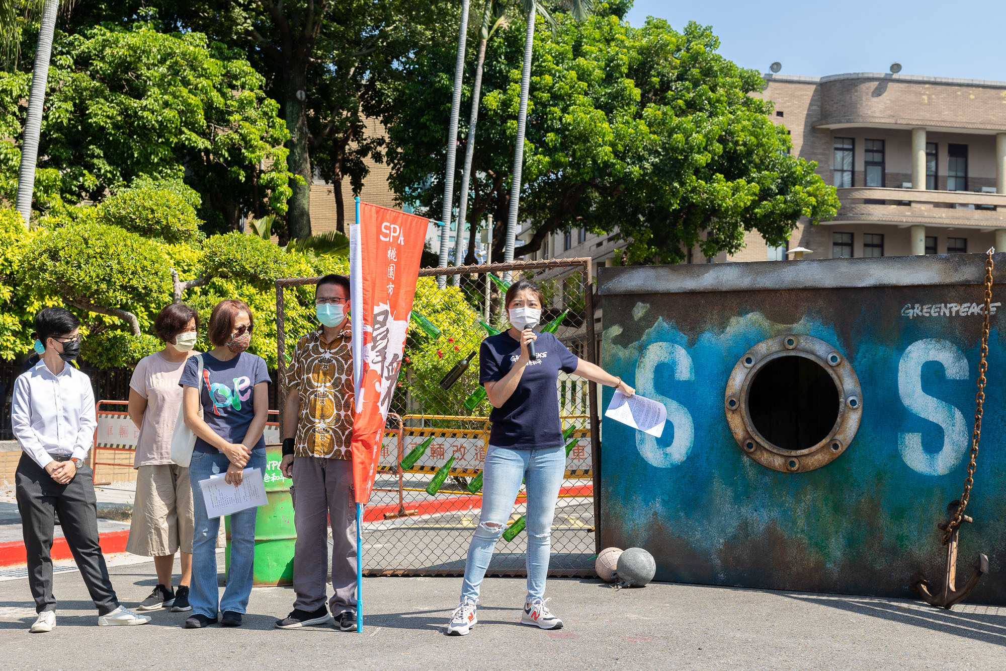 9月30日，綠色和平與多個民間組織組成的「外籍漁工人權保障聯盟」前往行政院，送上70位來自印尼、曾在臺灣漁船工作過的漁工連署，以及10,000 份來自美國消費者的陳情信，向臺灣的國家人權委員會以及行政院陳情，並要求行政院公開回應。