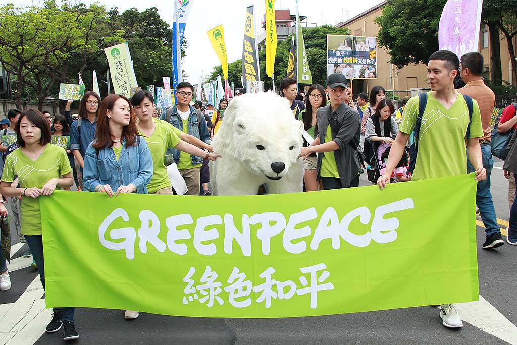 響應COP25氣候大會，綠色和平臺灣辦公室為永續能源上街頭倡議。