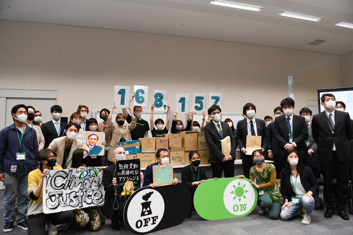 2021年4月,綠色和平日本辦公室聯合當地NGO,於國會大廈將近17萬人的連署遞交給政府,要求為氣候實施緊急行動,並盡快將核能與化石燃料轉為使用再生能源。