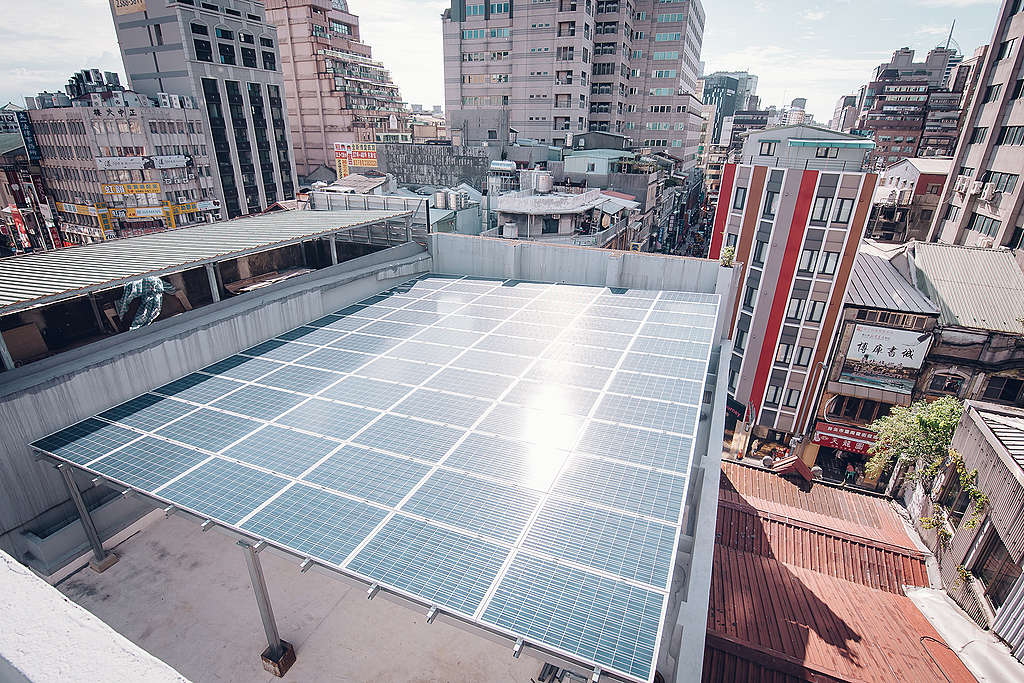 綠色和平臺北辦公室在屋頂裝設72片太陽能光電板,除了可提供電力,也能阻隔頂樓日曬,為建築降溫。