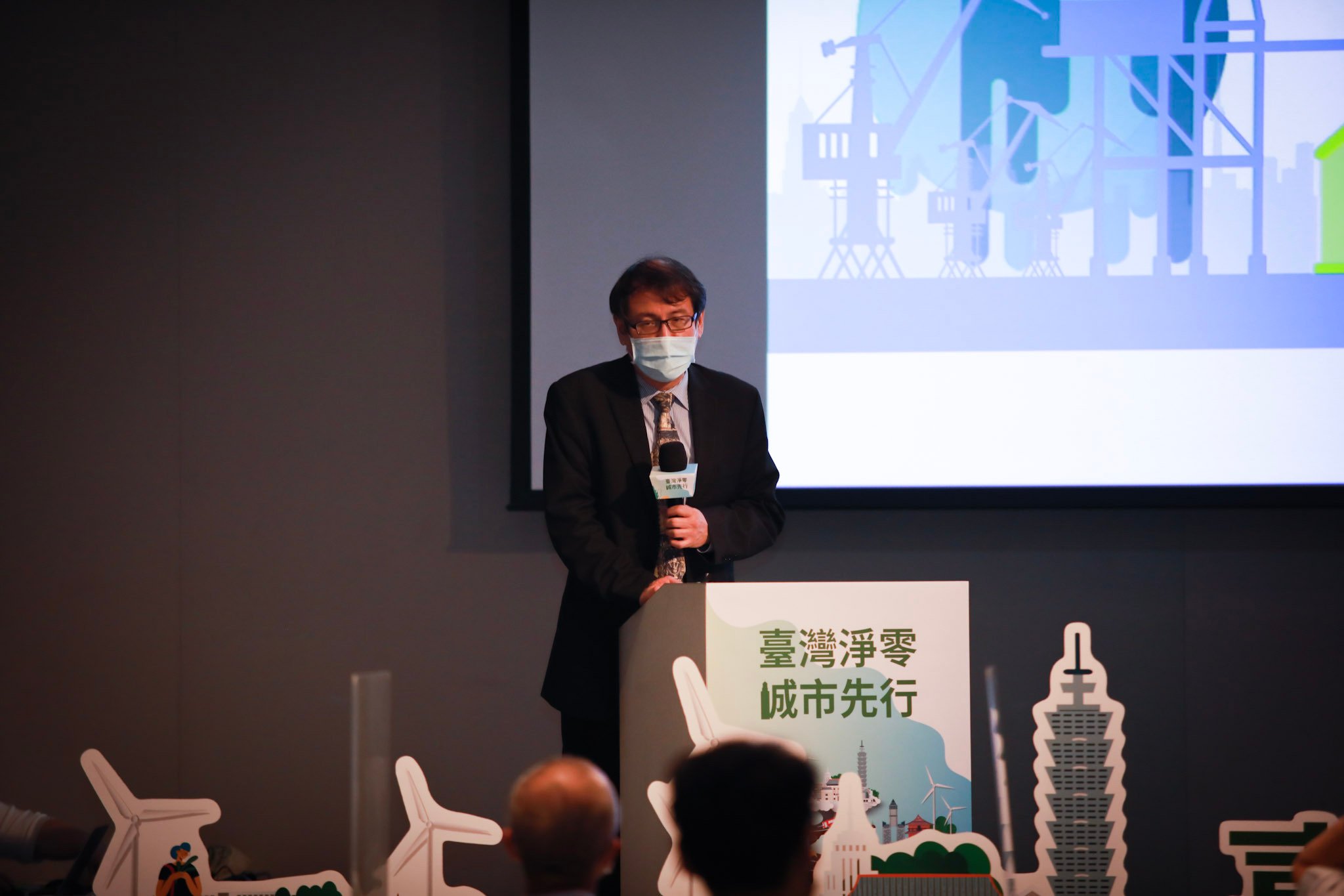 行政院能源及減碳辦公室副執行長林子倫指出,城市在淨零途徑的執行成效將會影響全球能否達到淨零目標,因此地方政府肩負重要角色。