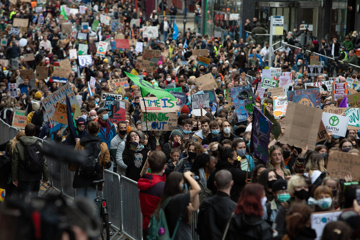群眾聚集在英國格拉斯哥氣候大會場外，要求世界領導人正視全球氣候危機，更積極地淘汰化石燃料，達成淨零目標。