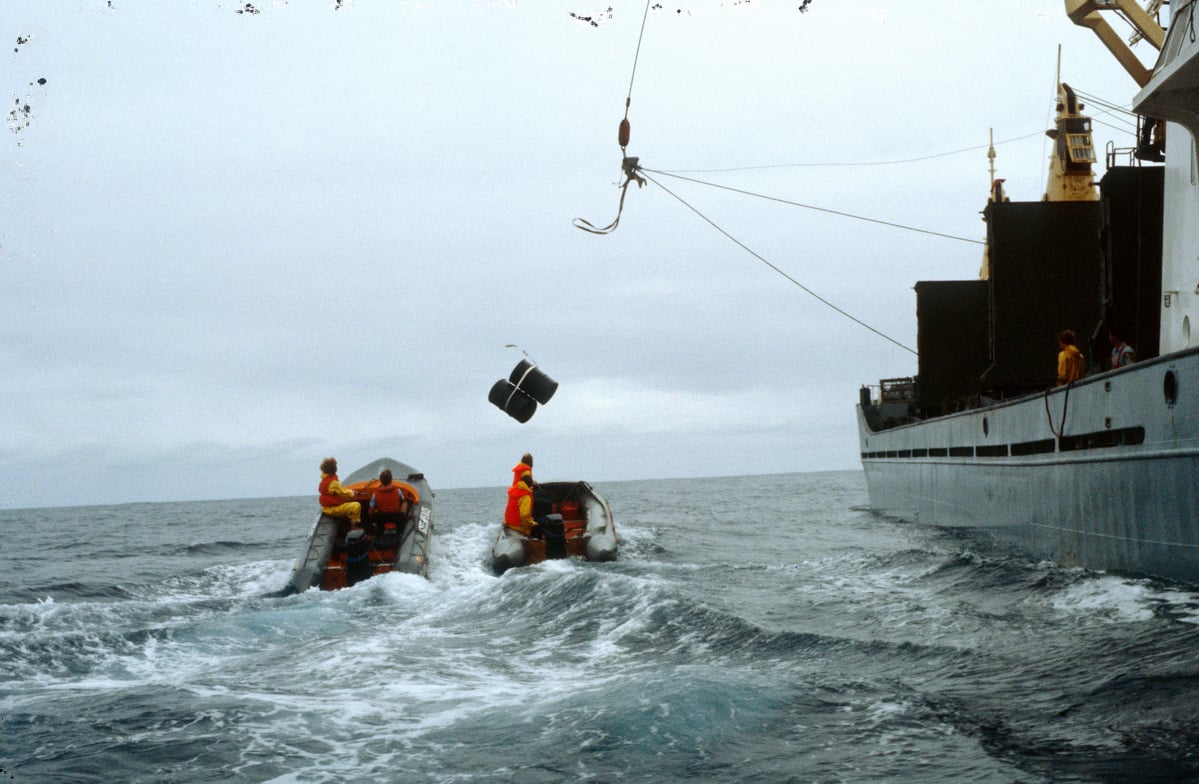 1982年，綠色和平行動者在北大西洋試圖阻止船上丟下核廢料。