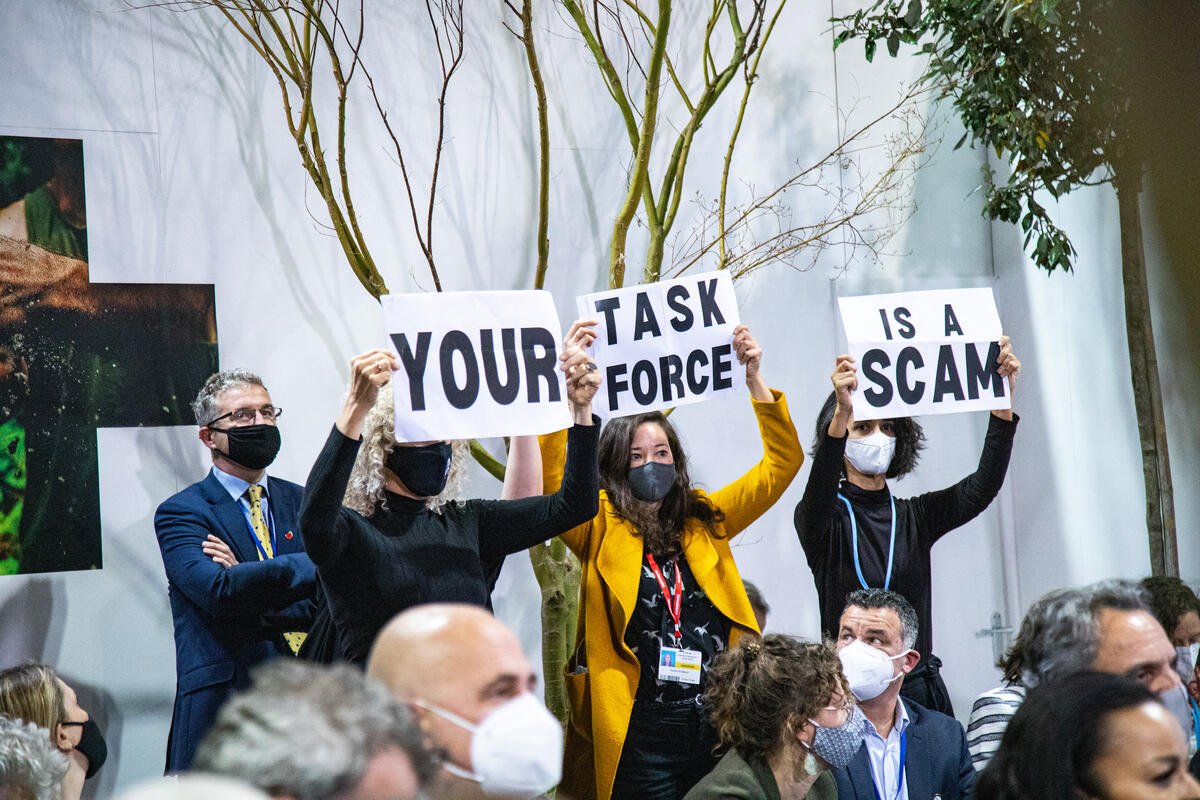 2021年11月3日，綠色和平全球執行長Jennifer Morgan在會議場內聯同環保團體代表，高舉「你的委員會是一場騙局（YOUR TASKFORCE IS A SCAM）」標語表達抗議。