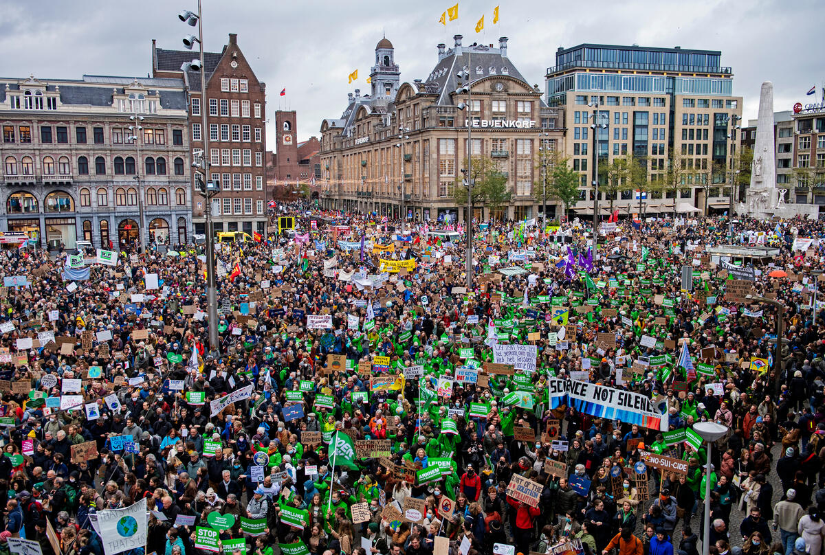 荷蘭首都阿姆斯特丹水壩廣場上聚集約40,000群眾，向世界領導人倡議氣候行動，這是該國史上最大的氣候遊行。