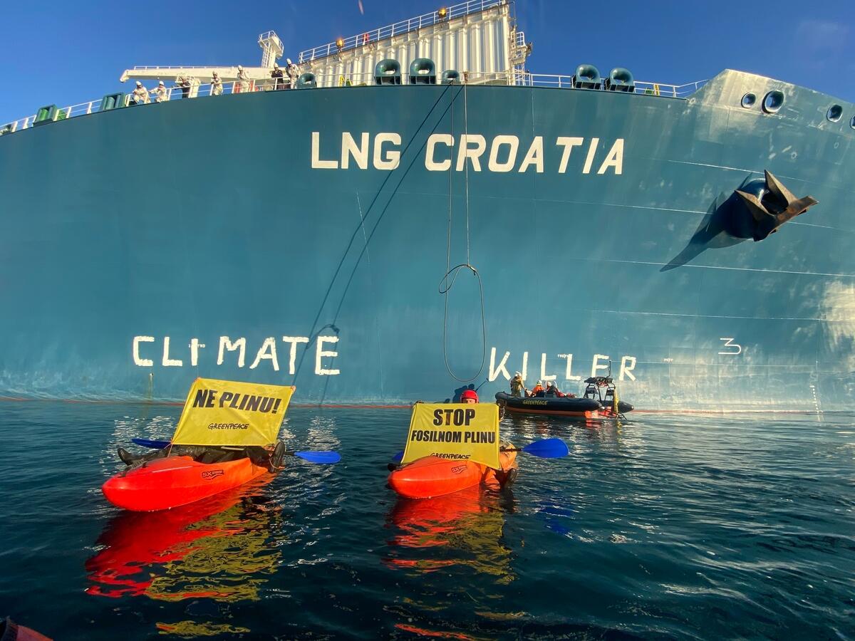 2021年10月18日，綠色和平行動者於克羅埃西亞的亞德里亞海域，乘坐氣挺在近期啟用的天然氣海上平臺，漆上「氣候殺手」，向歐盟領導人倡議要求淘汰化石燃料，拯救氣候危機。