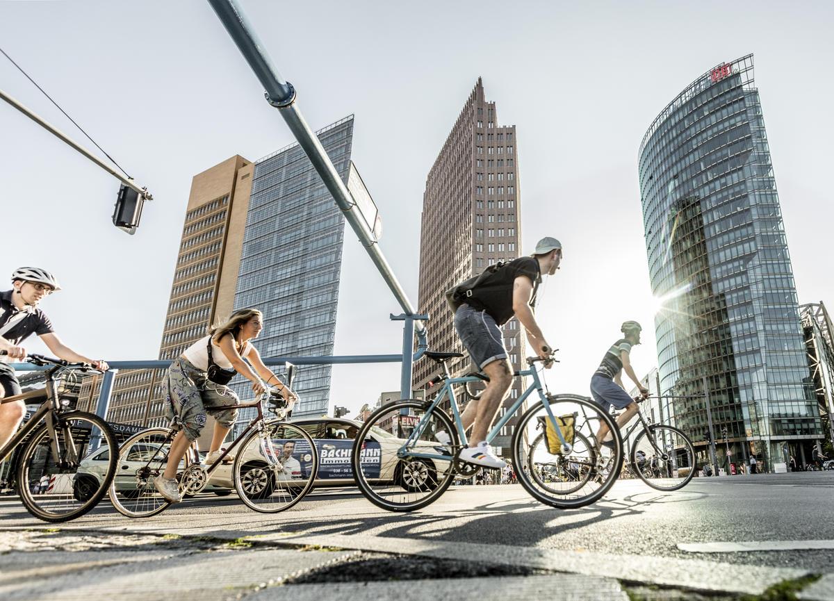 步行和自行車是碳排最低的交通方式，除了減碳還能強健體魄，有益身體健康。