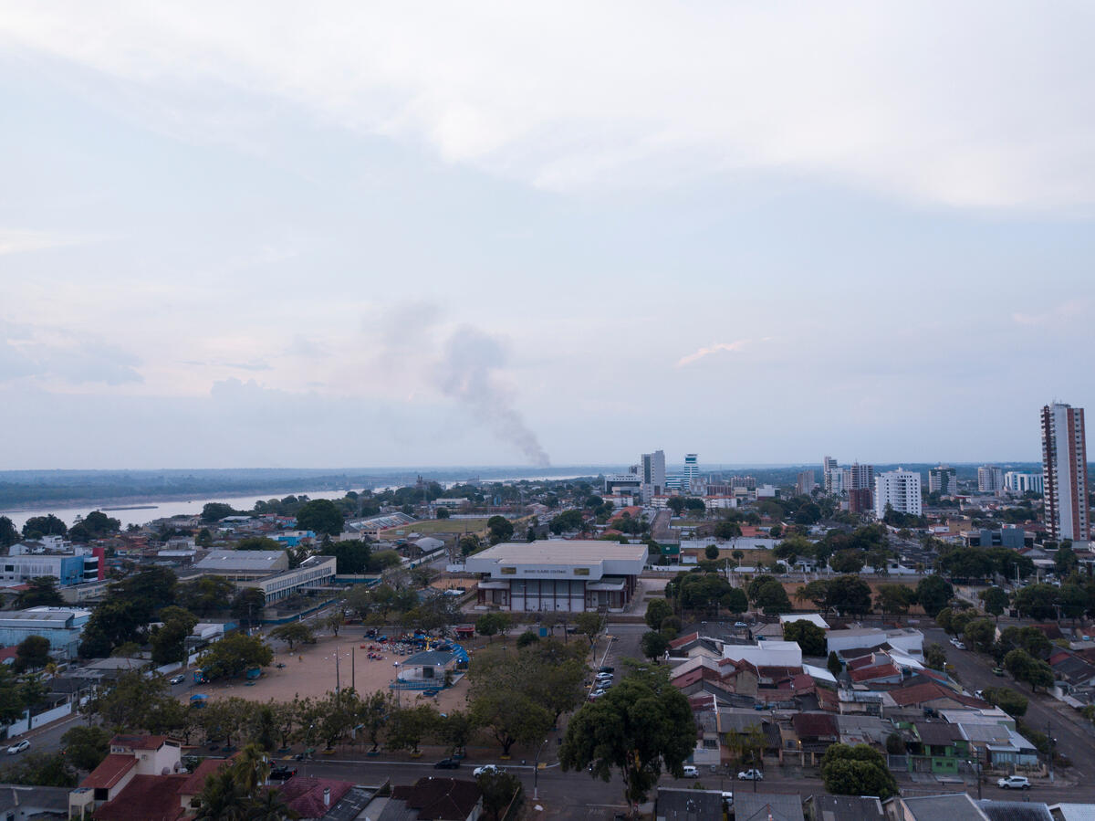 2021年9月6日，可見巴西舊港（Porto Velho）遠處的起火點正在燃燒，冒出濃煙。每年這個時候，此港口城市上空經常被亞馬遜森林的火災煙霧籠罩。