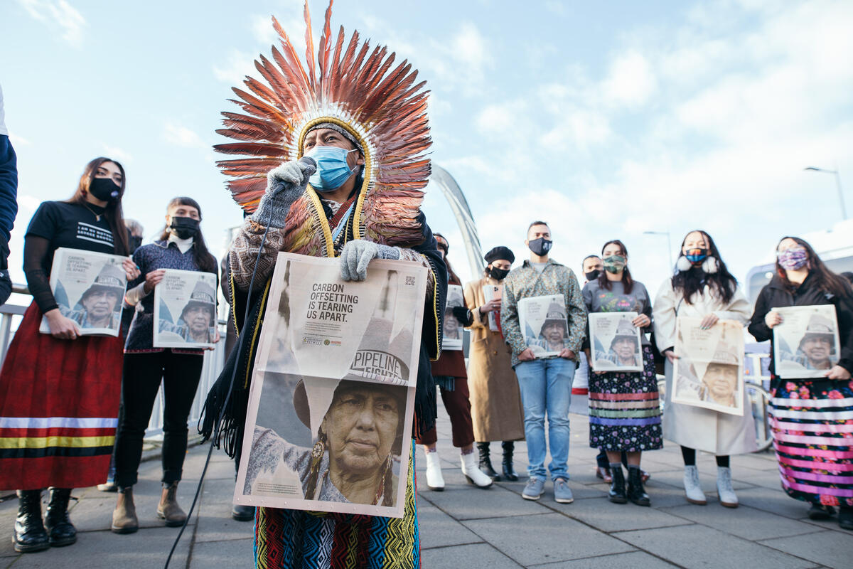 來自世界各地的20位原住民，齊聚COP26會場外，抗議各政府的碳抵換（carbon offsetting）手段。