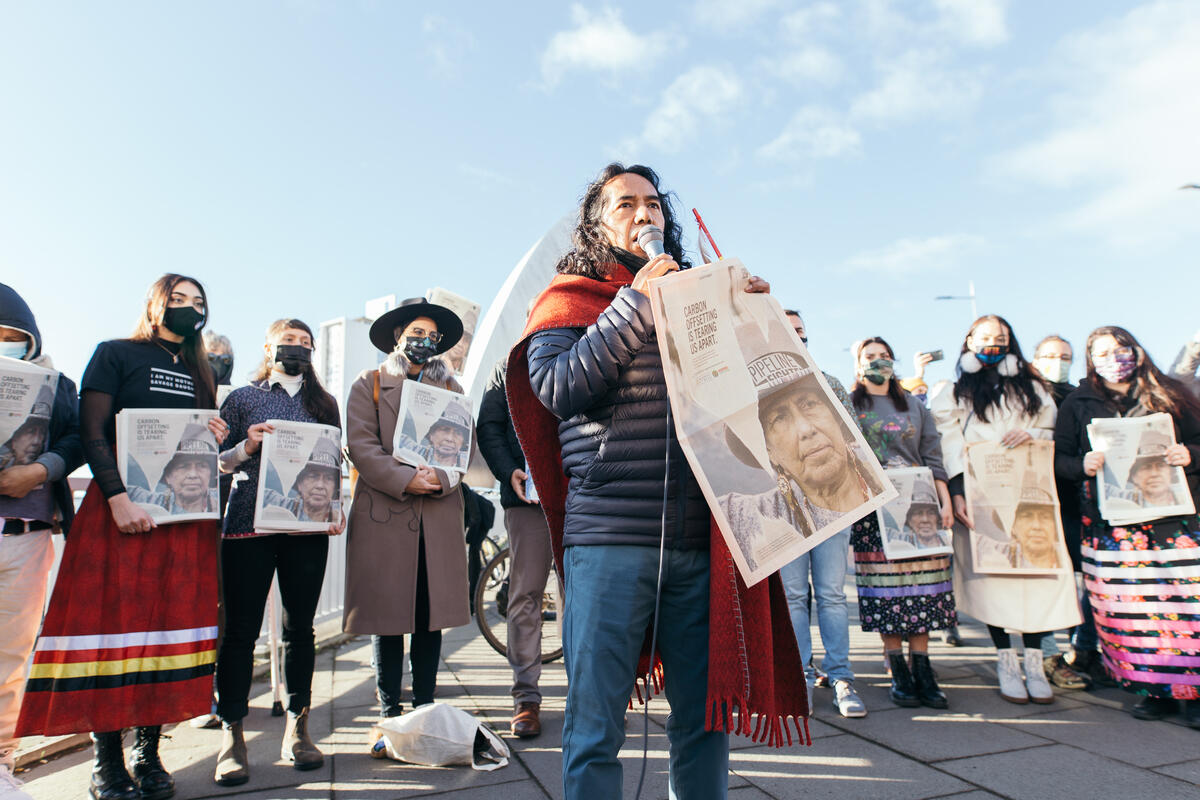 原住民領袖在COP26會場外講述自身故事，呼籲公眾關注碳抵換措施如何影響生態環境。