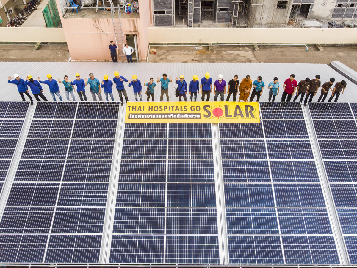 綠色和平泰國辦公室協助當地7間醫院安裝太陽能發電設施，身體力行推動能源改革。