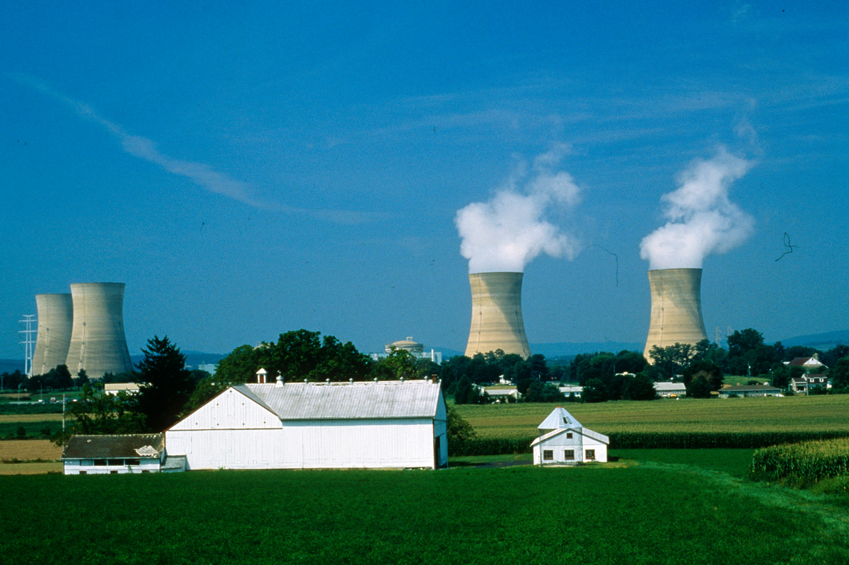 1979年，美國三哩島核電廠2號反應爐因人為疏失、設計缺失與零組件故障，導致反應爐故障。這場意外促使美國核能管理委員會啟動一系列核電廠改善計畫，並提升安全標準。