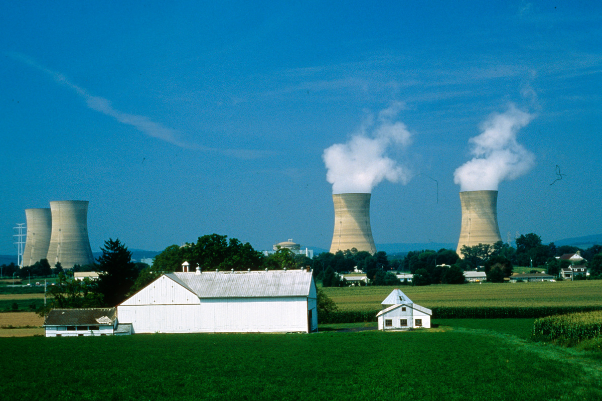 1979年,美國三哩島核電廠2號反應爐因人為疏失、設計缺失與零組件故障,導致反應爐故障。這場意外促使美國核能管理委員會啟動一系列核電廠改善計畫,並提升安全標準。