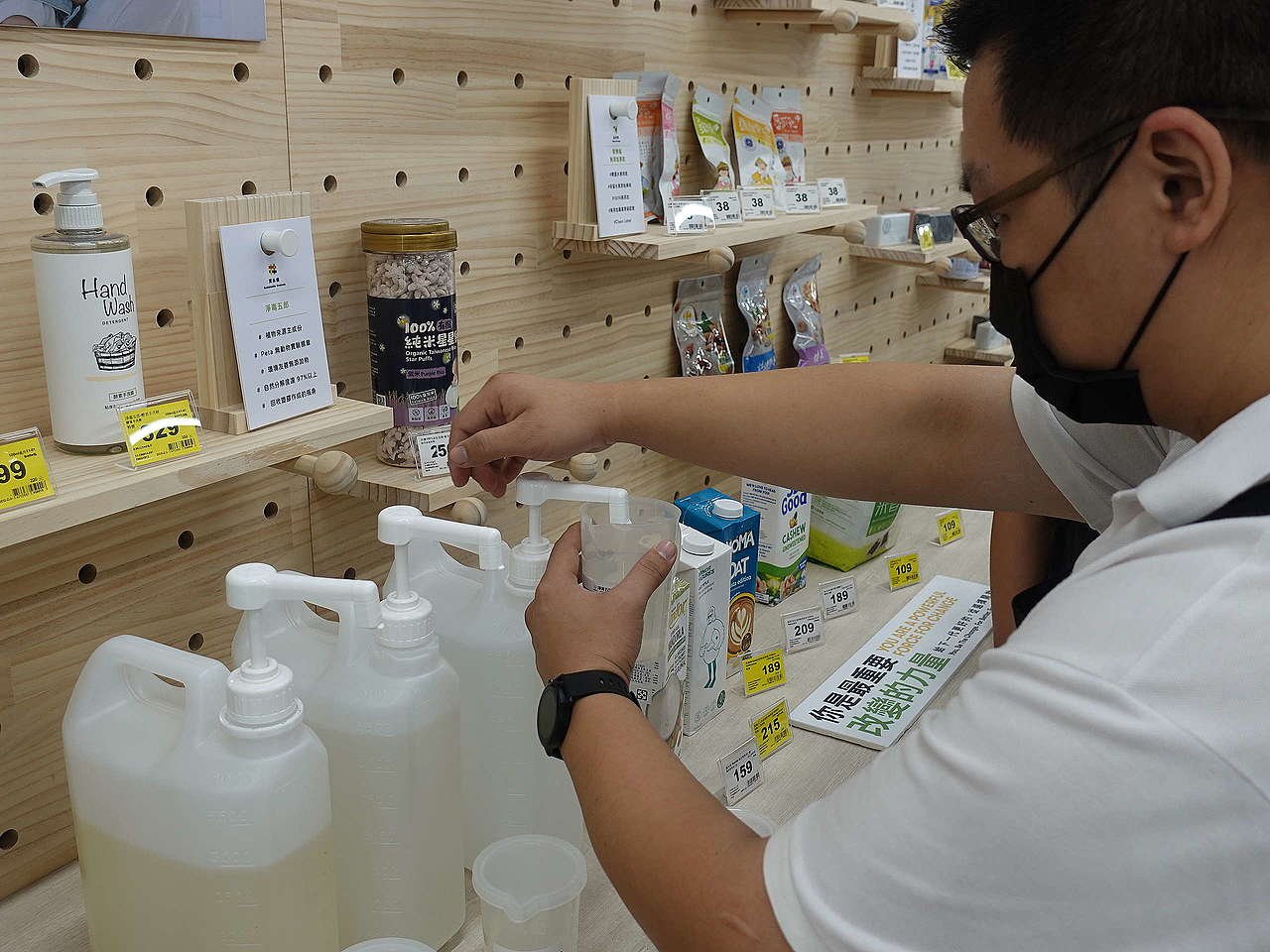 家樂福桃園青埔店嘗試裸裝清潔劑補充站,消費者可以自備容器,購買無塑填裝的洗衣精、碗盤或蔬果清潔劑。
