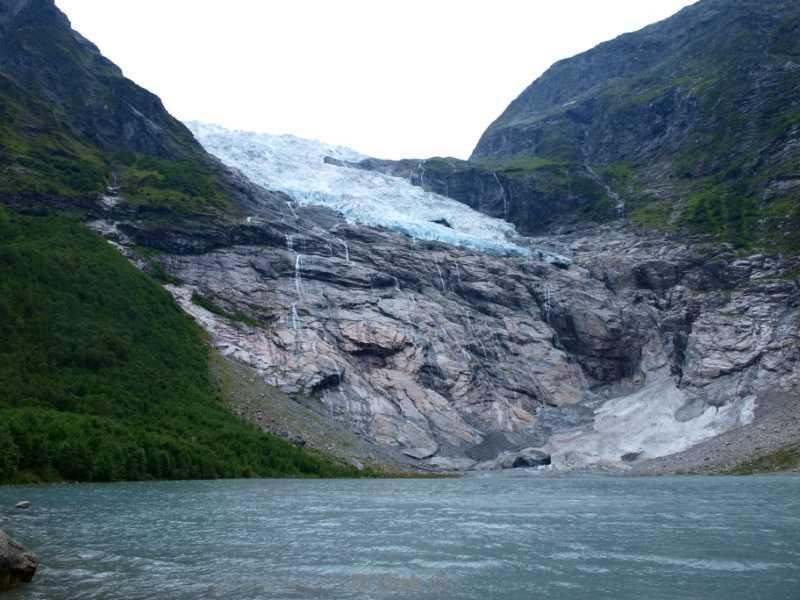 不過十餘年光景，謝哲青當年親睹的壯麗冰川已不復再見，甚至逐步走向消亡。