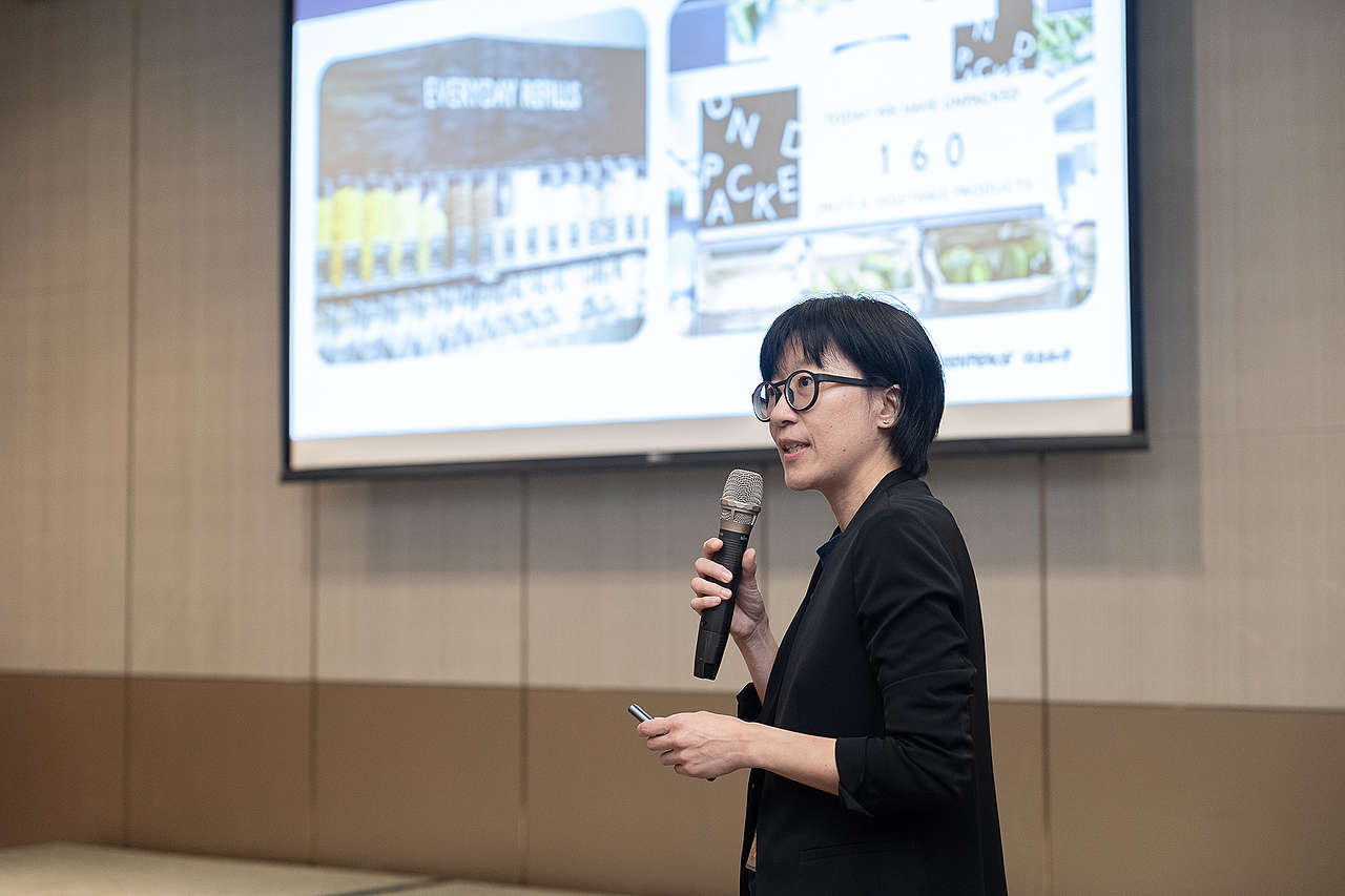 綠色和平超市專案主任羅祖珍,以簡報分享全球減塑趨勢,並引導業者思考適用於臺灣的銷售模式,達到源頭減量。
