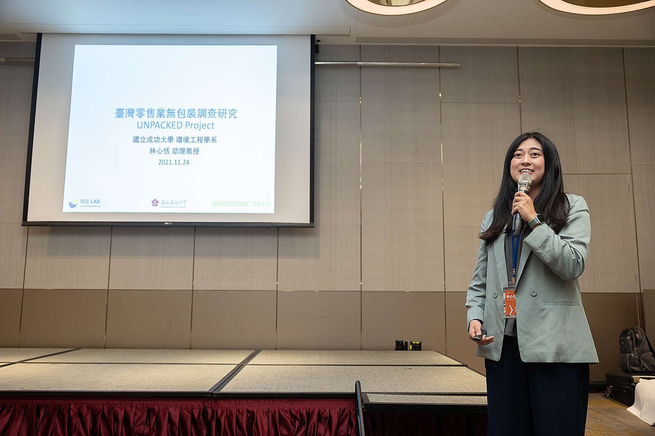 成大研究團隊的林心恬教授,為「無塑填裝與蔬果裸賣工作坊」的與會者分享研究成果,鼓勵零售通路業者從10種主力產品類別開始減塑。