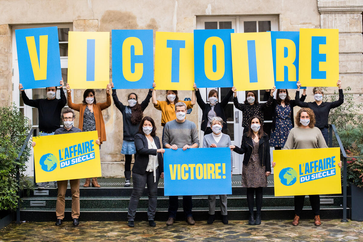 2021年2月，巴黎行政法院於一起氣候訴訟中，判決包括綠色和平法國辦公室在內的原告勝訴。宣告政府對氣候危機負有責任，也彰顯了氣候變遷的惡化是政府失責，人民可採取法律行動。
