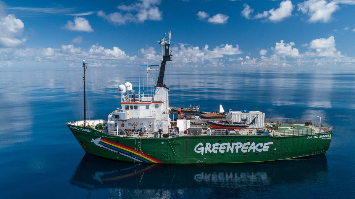 綠色和平船艦「極地曙光號」（Arctic Sunrise）於2021年3月前往印度洋，進行科學考察與研究，為過度捕撈、沿岸生態調查、海洋污染等議題進行研究和記錄。