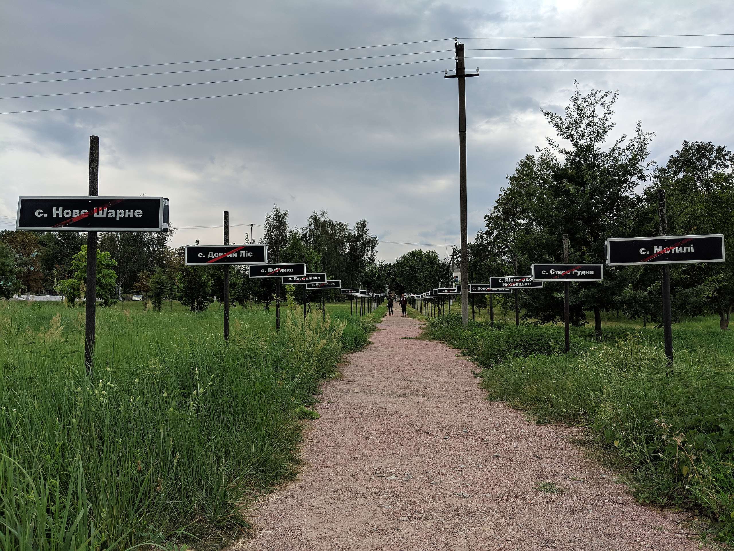 道路兩旁的路標，代表數十個因車諾比核災消失的城鎮。