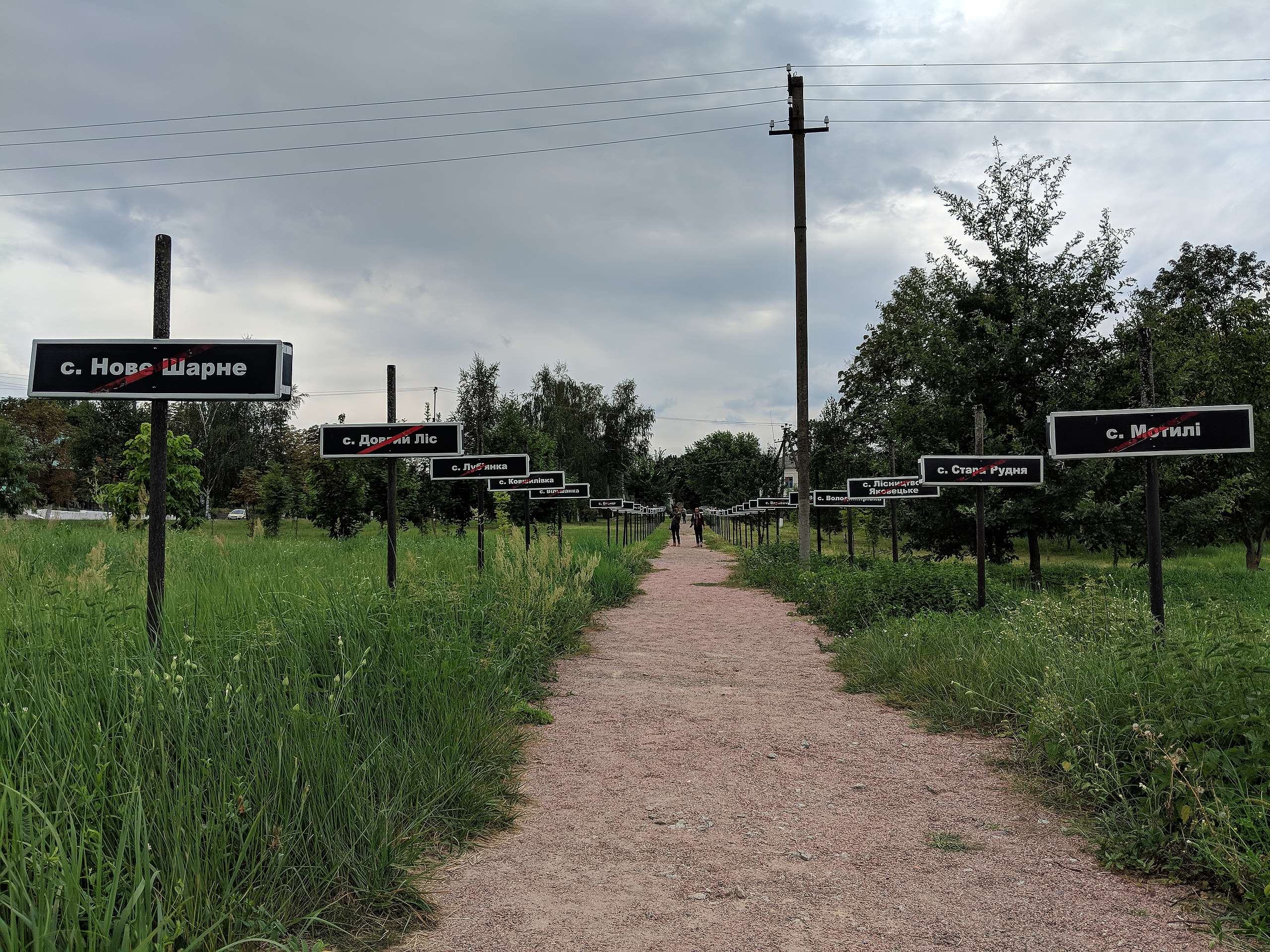 道路兩旁的路標,代表數十個因車諾比核災消失的城鎮。
