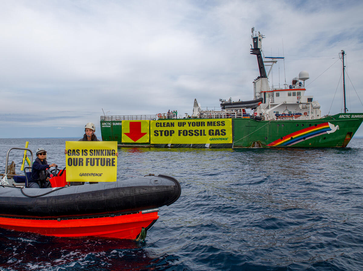 綠色和平船艦「極地曙光號」在沉沒近一年的天然氣鑽井平臺Ivana D附近，展開一條23公尺長的布條進行和平倡議，「清理你們的爛攤子，停止開採天然氣！」。
