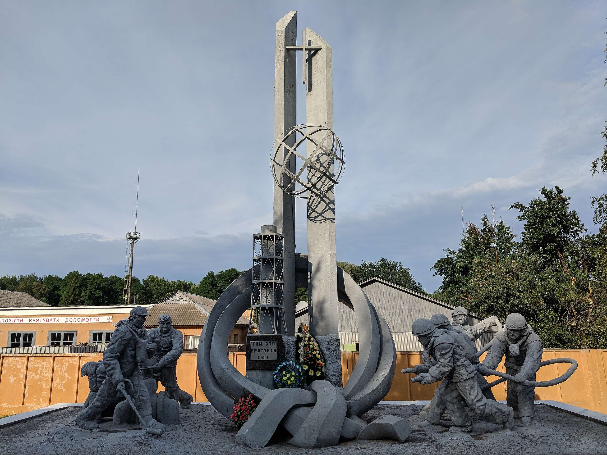車諾比管制區內的罹難消防員紀念碑。車諾比核災事故中，共有30名消防員與操作人員死於急性輻射症候群。