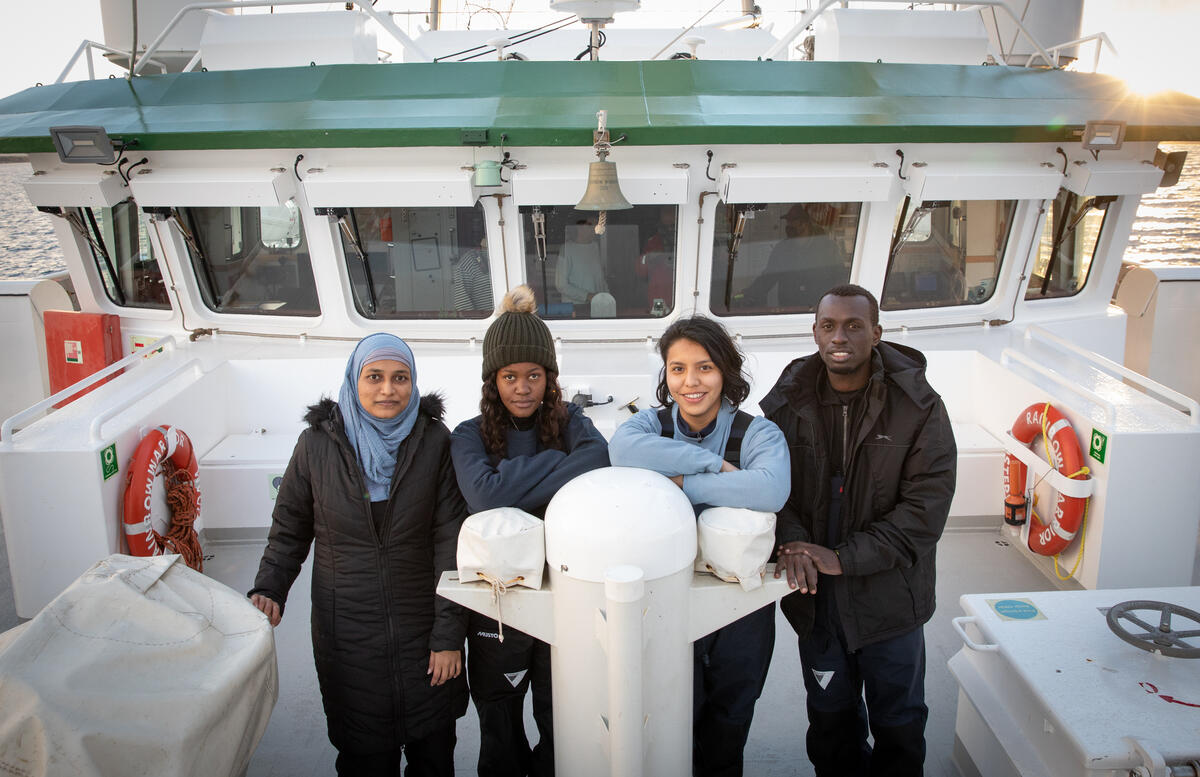 青年氣候行動者Farzana（左起）、Jakapita、Maria與Edwin乘坐綠色和平船艦「彩虹勇士號」前往英國格拉斯哥，向出席COP26的與會領袖表達訴求。
