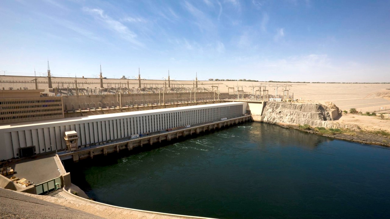 亞斯文大壩產電量豐沛，提供埃及人民源源不絕的電力，高峰時期更可向鄰近地區輸出電力。然而由於泥沙淤積，這座水壩的蓄水力正日益下降。