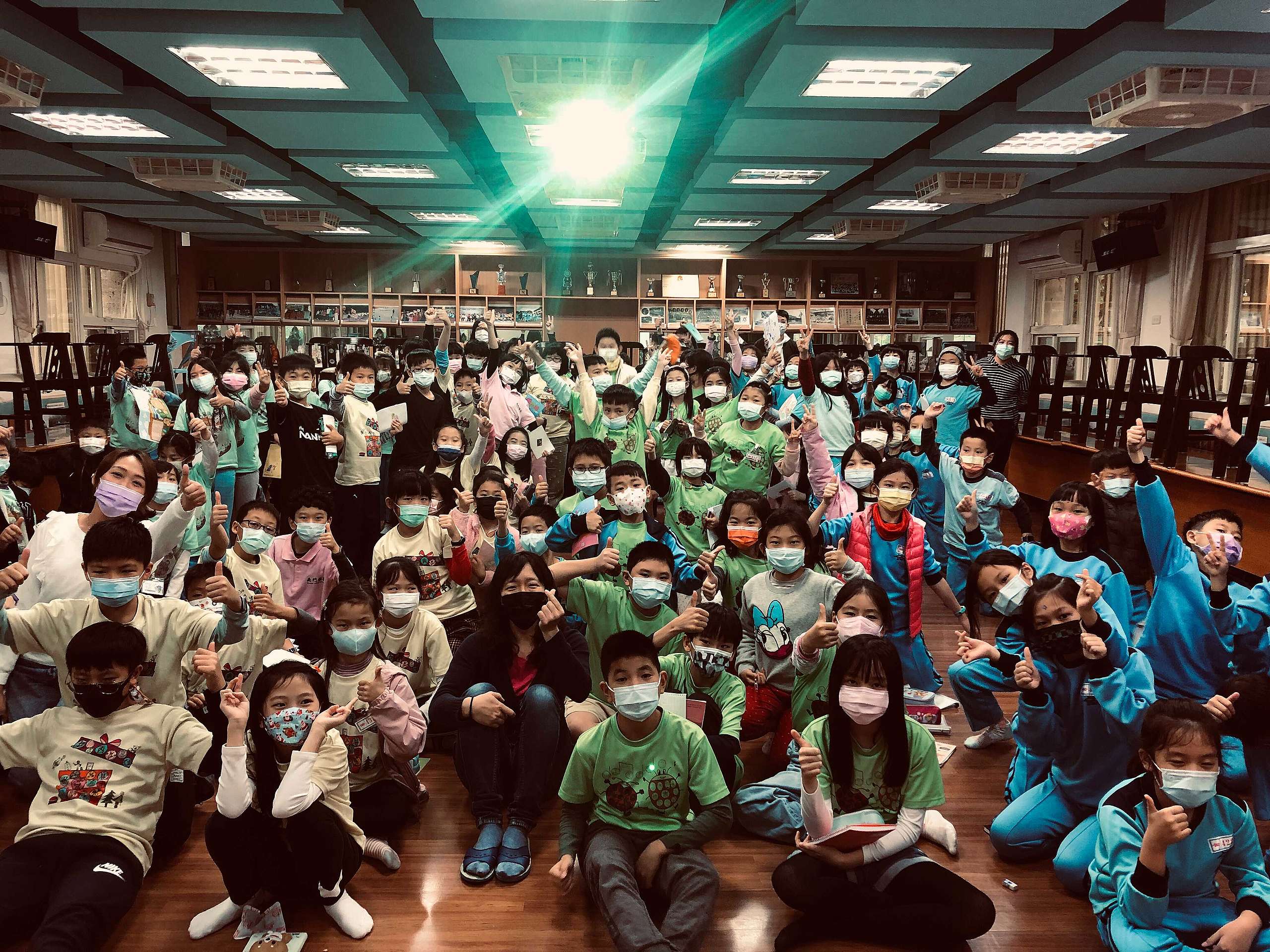 綠色和平在新北市國小演講,分享氣候變遷議題,同學們熱烈互動,也表示願意為減緩氣候變遷做出改變。