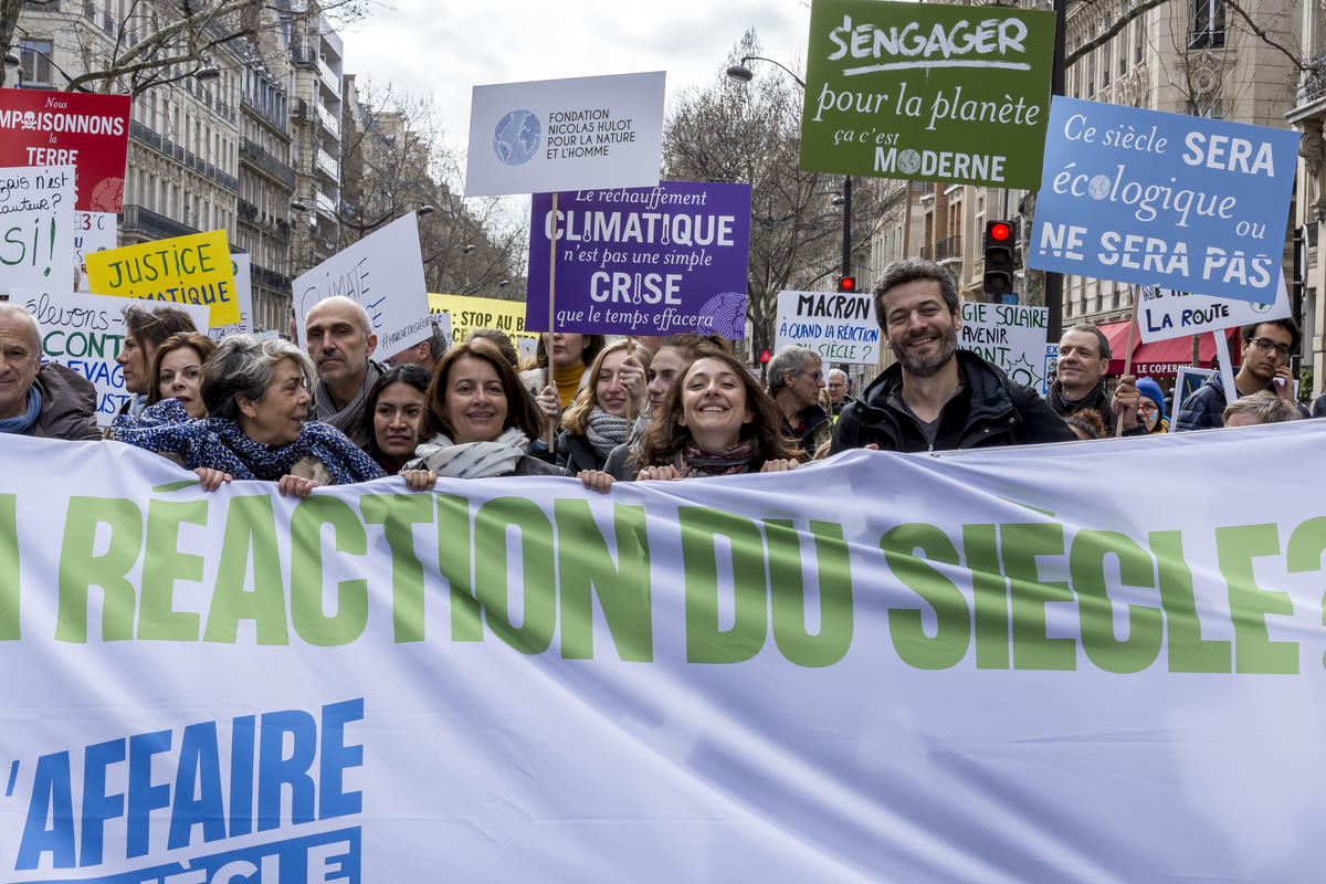 2019年3月，眾多氣候行動者與NGO代表手持「世紀訴訟」標語，走上法國巴黎街頭參加氣候變遷遊行，要求法國政府積極應對氣候危機。