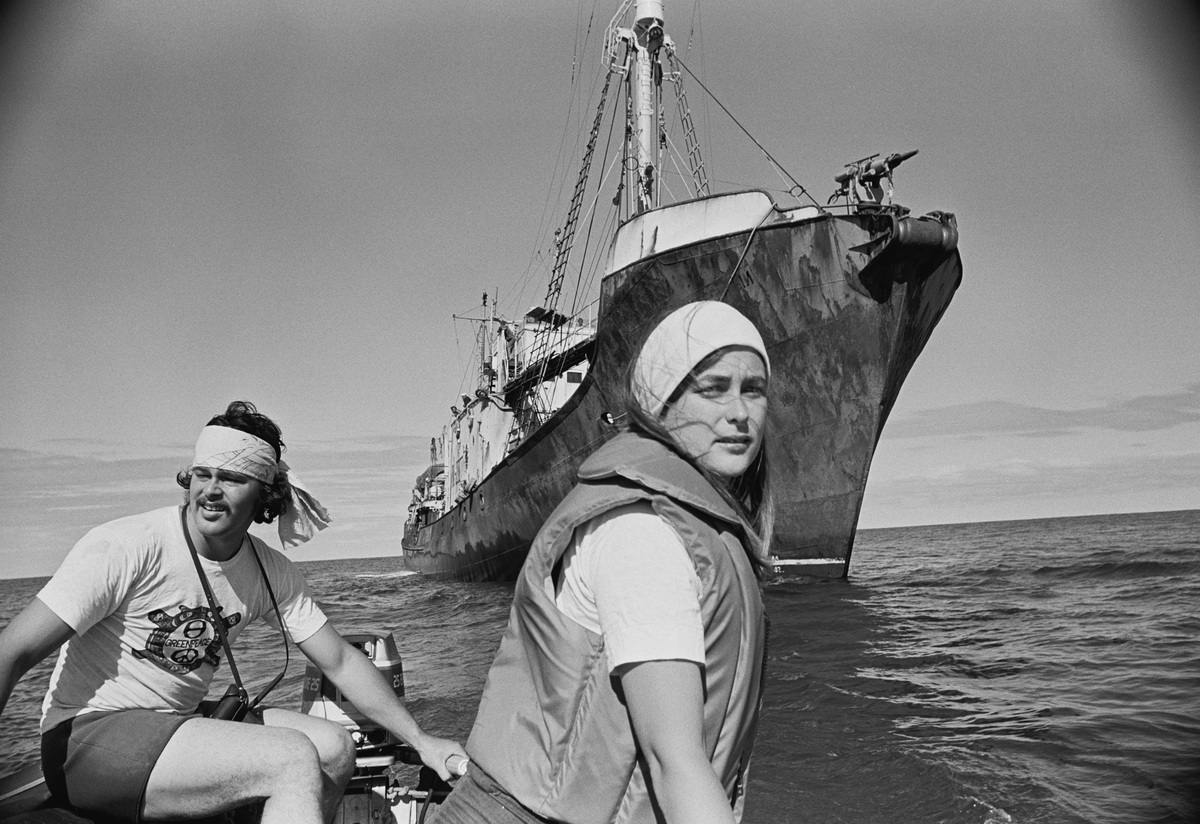 攝於1976年，Bobbi Hunter（右）與俄羅斯捕鯨船。