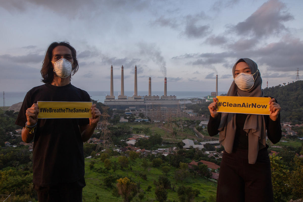 2020年2月，綠色和平志工在印尼蘇娜拉亞煤電廠前，舉起「Clean Air Now」標語，表達人民要求潔淨空氣的強力訴求。