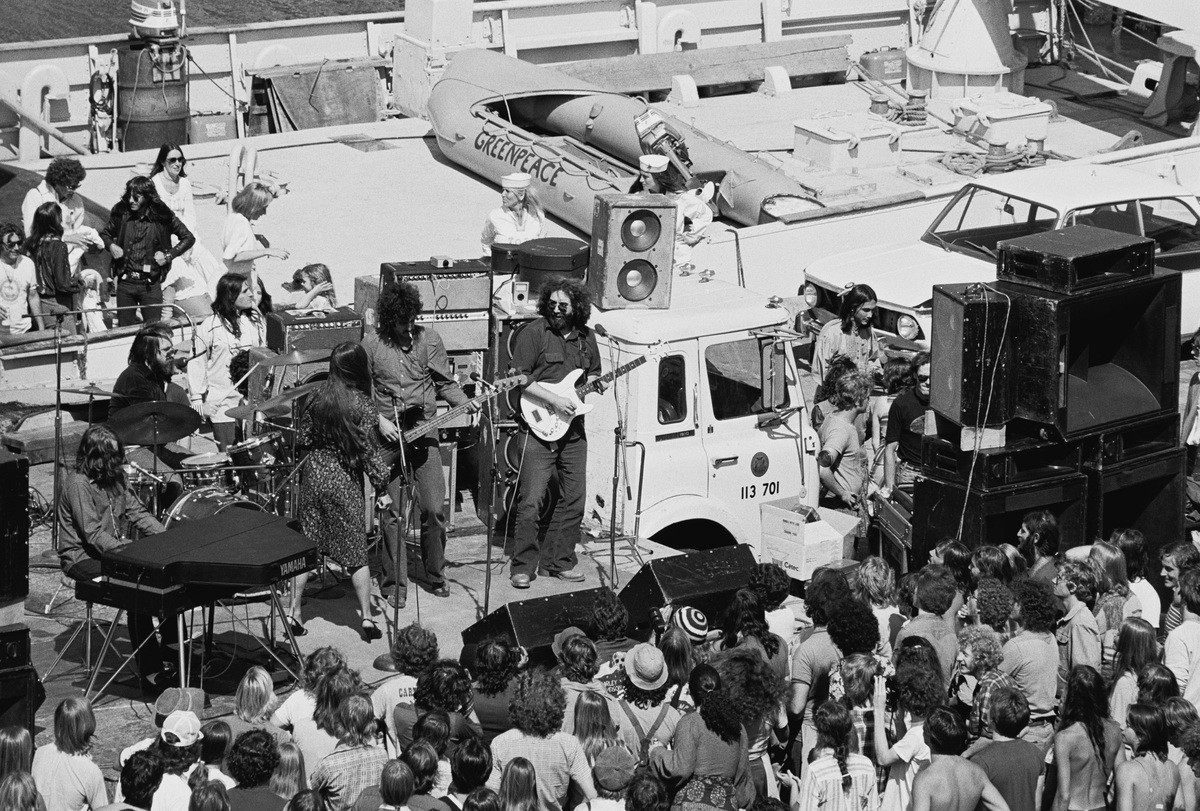 1977年8月12日於舊金山市第31號碼頭,Jerry Garcia和朋友在綠色和平船艦「James Bay」號上舉行慈善演唱會。