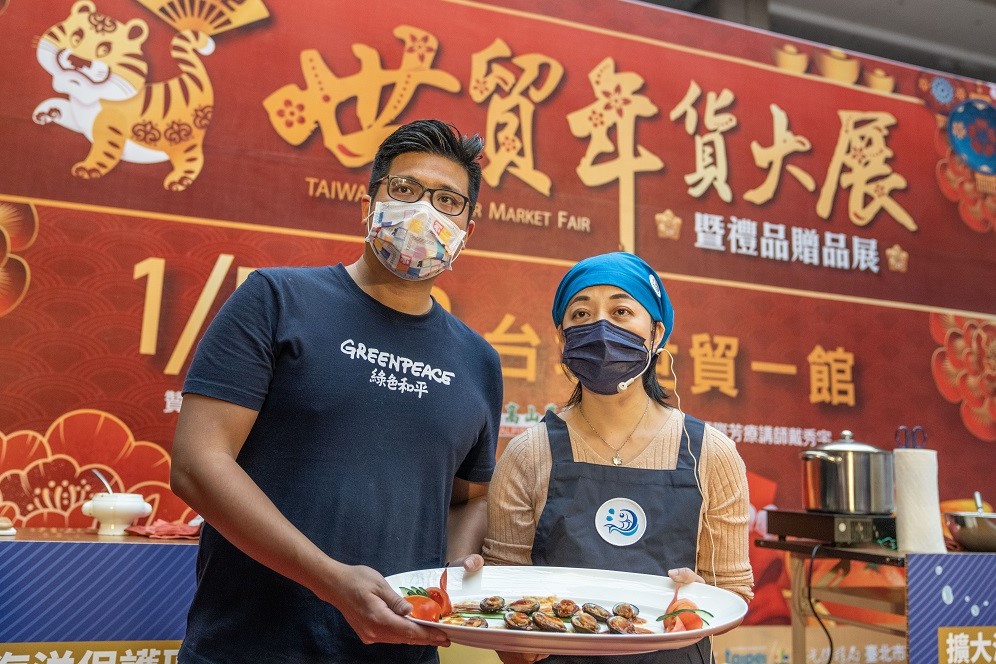 料理「五味九孔」的時代力量立委王婉諭，特別提到臺灣東北角其實有不少養殖九孔，她說「不需要購買外國進口的鮑魚，臺灣在地的九孔美味又好吃，活體或是有產銷履歷則會是比較永續的選擇。」
