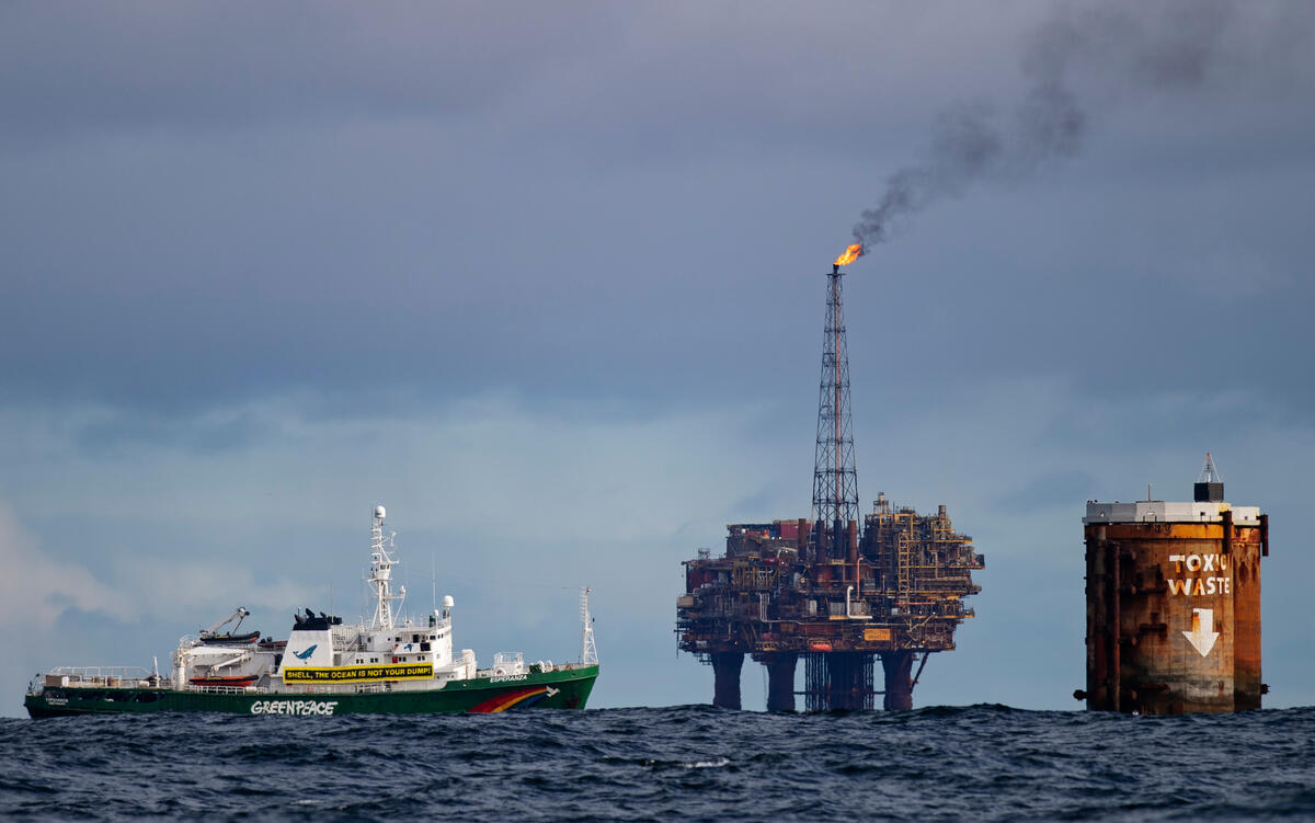 多年來，綠色和平極力向各化石燃料企業倡議，要求停止鑽油、開採天然氣等污染海洋且助長氣候變遷的行為。