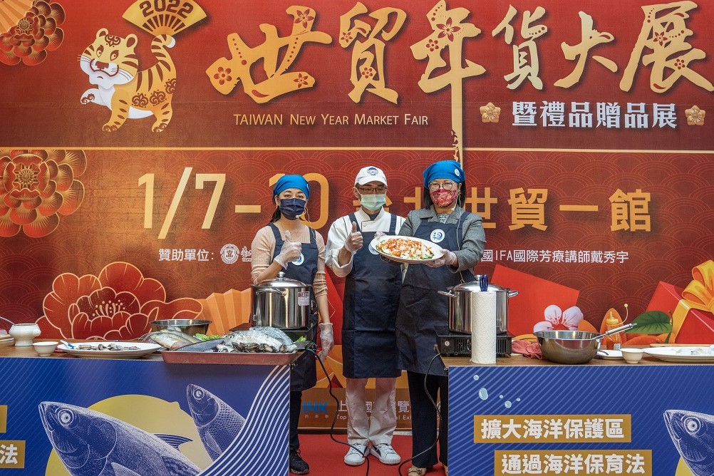 立委管碧玲、王婉諭比拼廚藝 共同支持海洋保育法