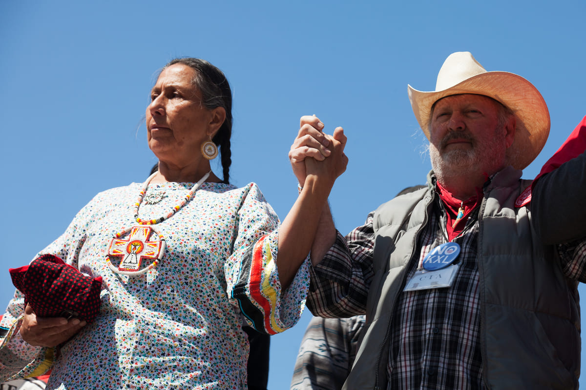 2014年，牛仔印第安人聯盟（The Cowboy Indian Alliance）在美國華盛頓林肯紀念堂（Lincoln Memorial）發起抗議行動，向Keystone XL輸油管工程說不。
