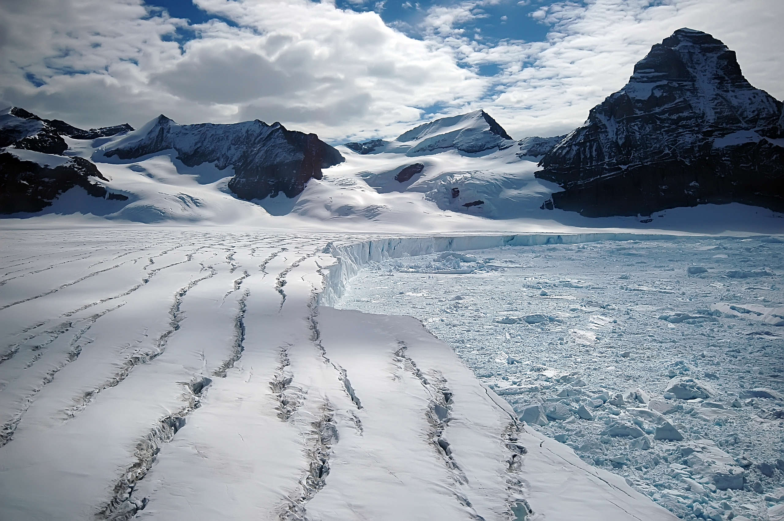 南極拉森B冰棚（Larsen B）在2002年崩解後，留下的冰上有大量裂痕。