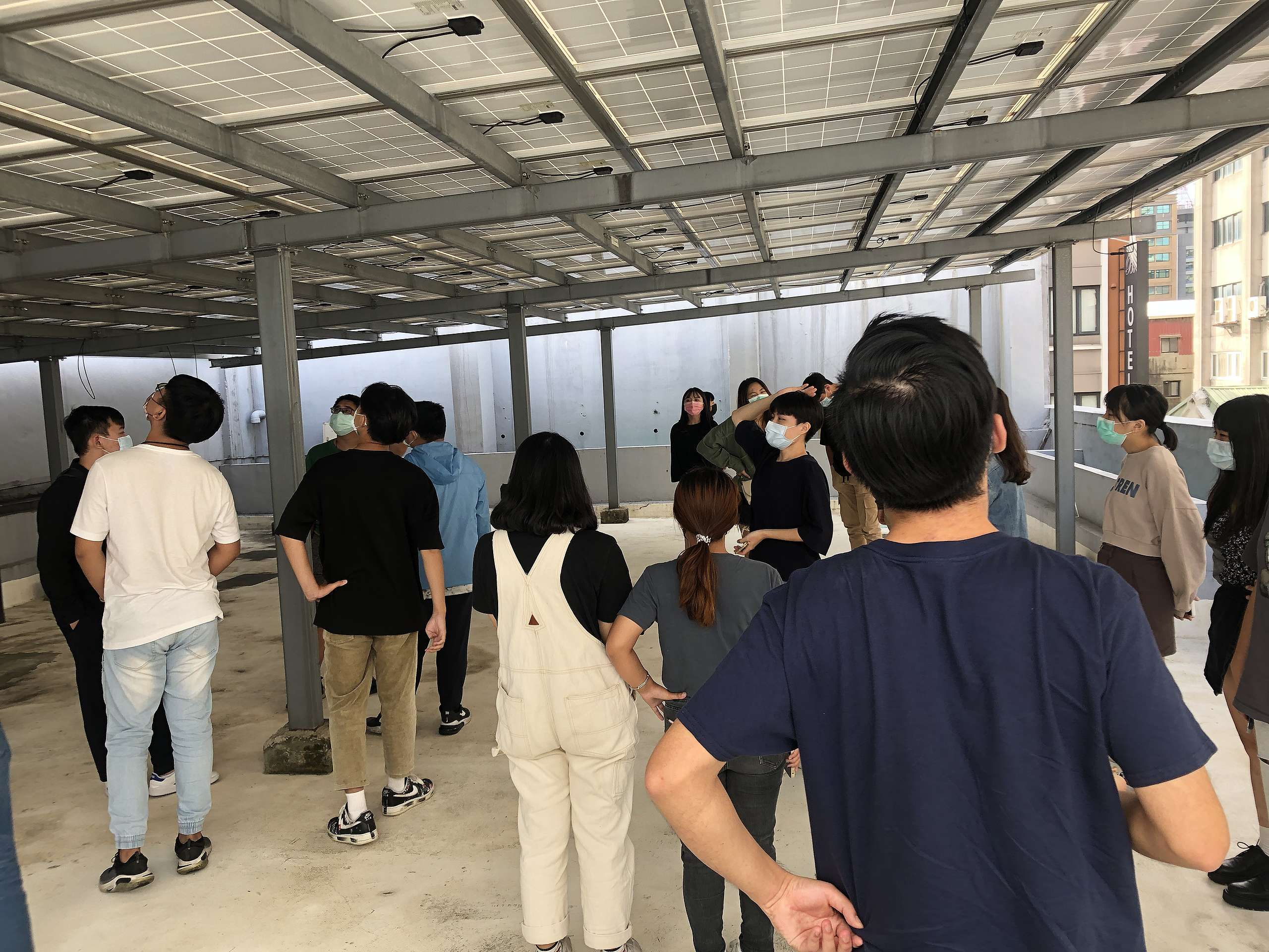 綠色和平與學校老師合作,帶同學來到臺北辦公室的屋頂,實際參觀太陽能裝置,以更靈活的方式分享氣候與能源議題。