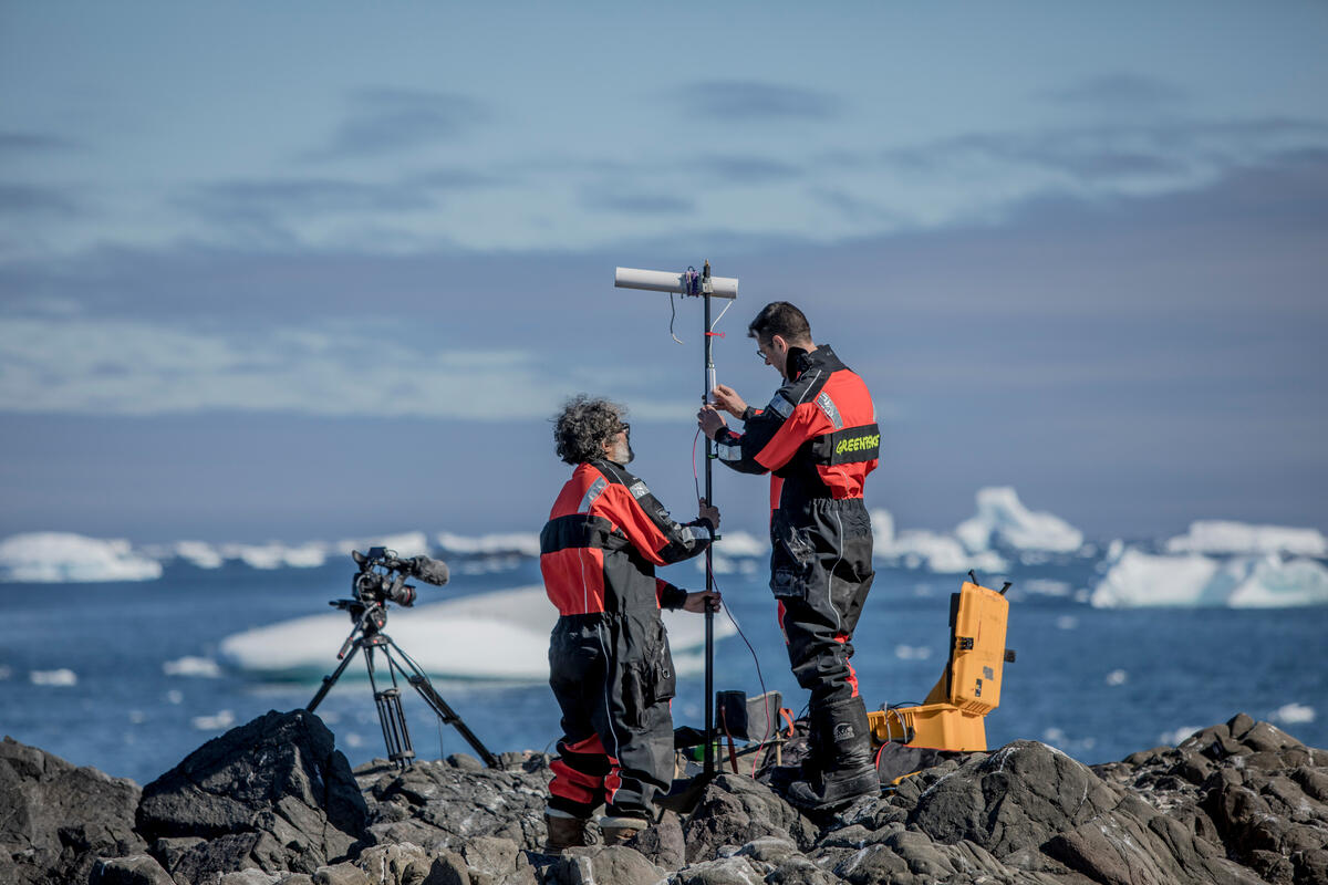2022年，綠色和平南極調查團隊實地考察企鵝生態，並以影像記錄，將當地受氣候變遷影響的真實現況公諸於世。