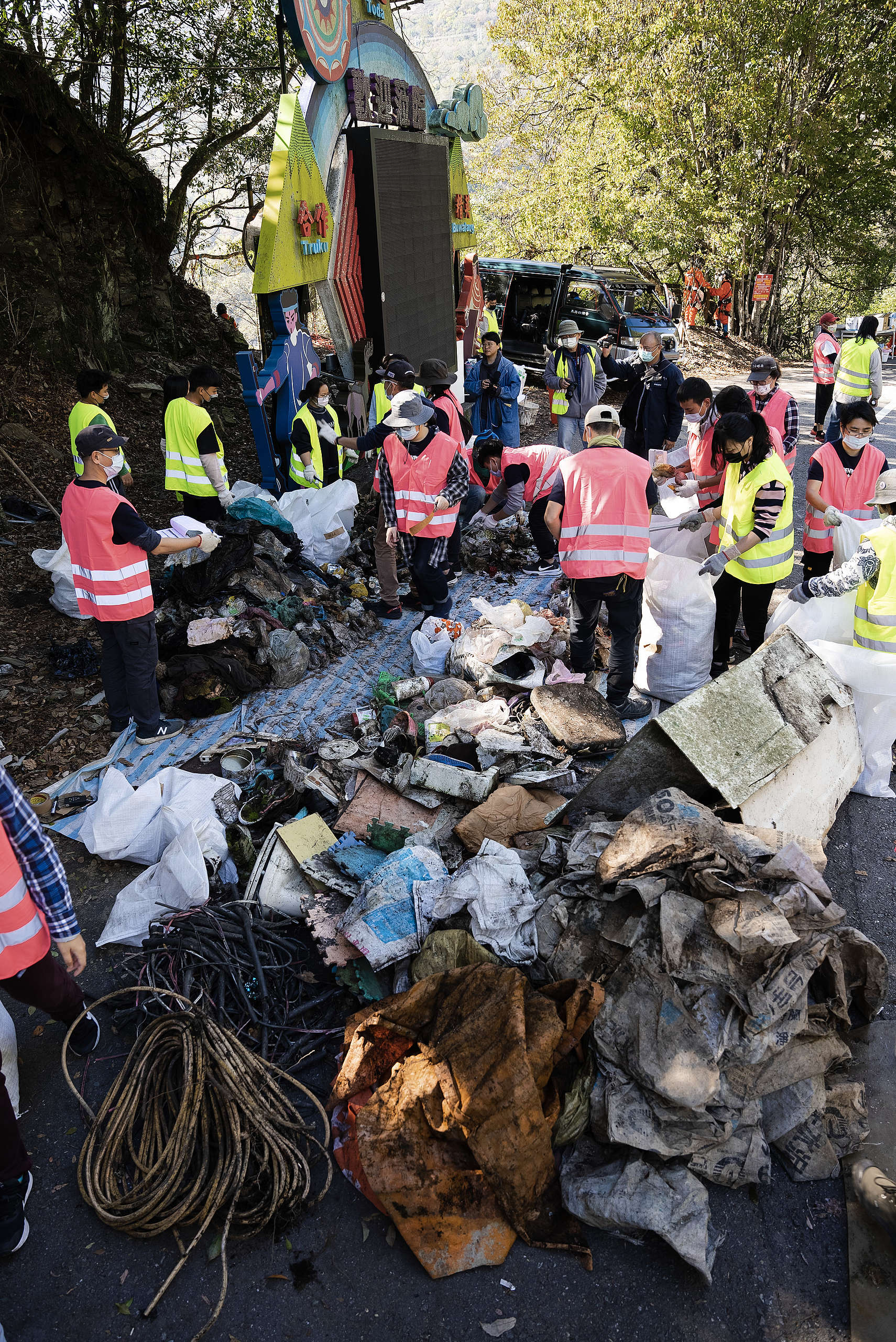 綠色和平淨山活動分為攀爬組及地面組。地面組志工進行垃圾分類及盤點。