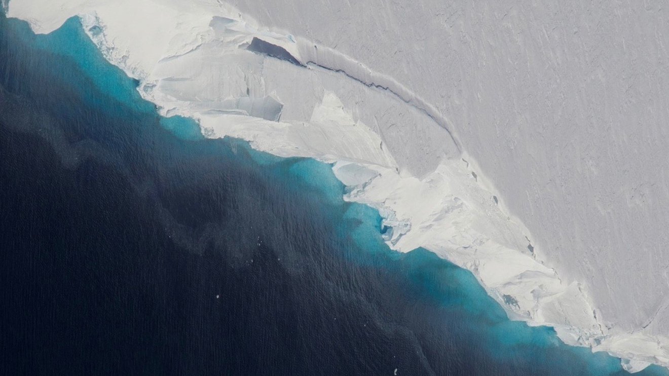 南極的史威茲冰河（Thwaites Glacier）又稱末日冰河（Doomsday Glacier），體積約英國面積，融化速度持續上升，是氣候變遷的重大警訊。