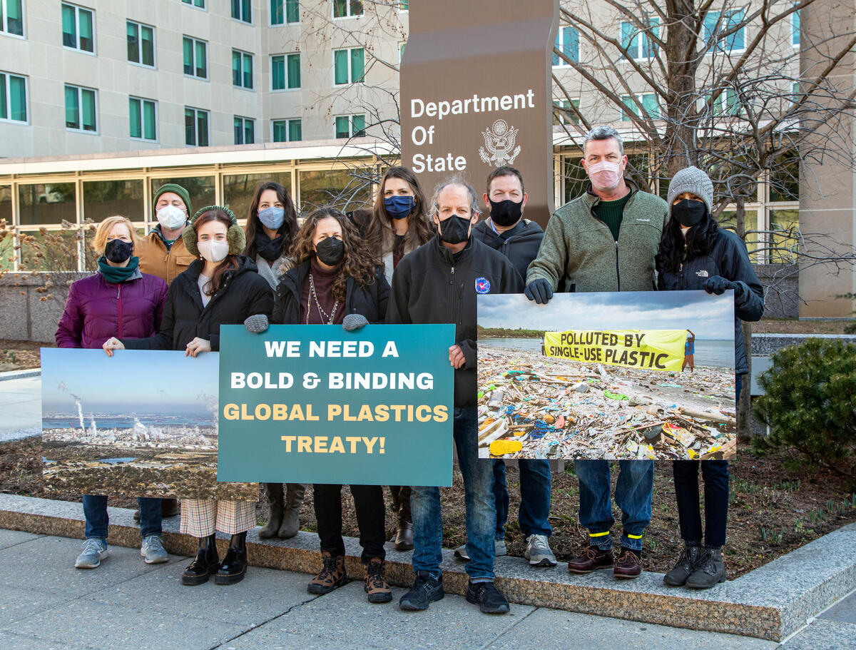 包括綠色和平在內的「解開塑縛」聯盟（Break Free From Plastic），2022年2月16日向美國國務院倡議，要求必須通過具有約束力的《全球塑膠公約》。