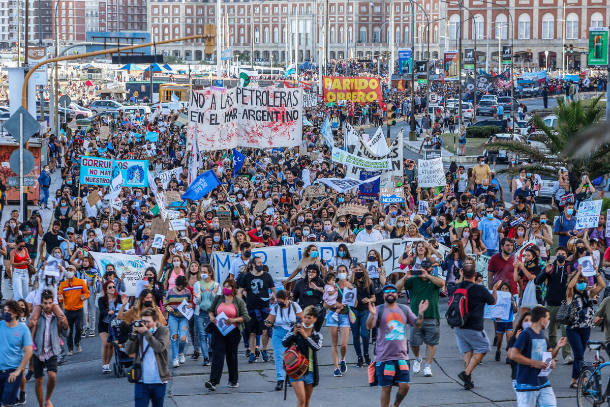 為了阻止石油企業在阿根廷海進行震波探勘，許多阿根廷公眾在各地進行大型街頭倡議，在眾人強力反對之下，終於獲得法院裁決中止該計畫。