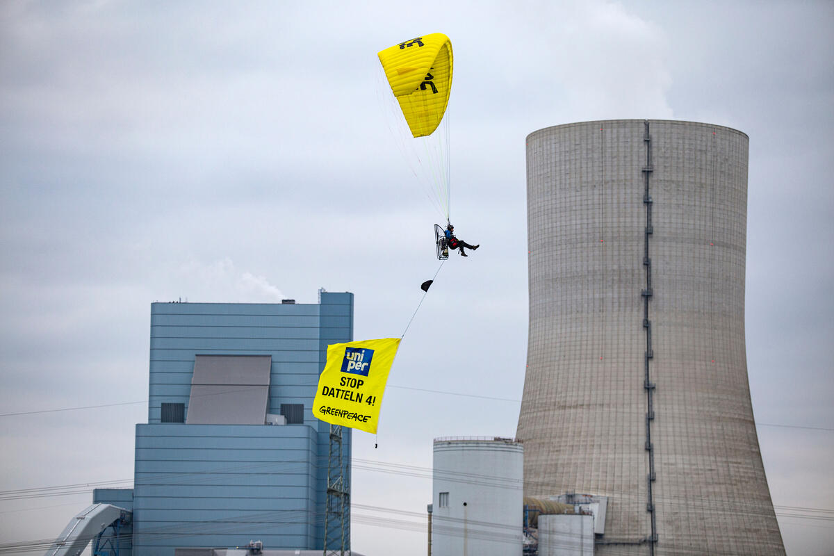 2020年，綠色和平德國行動者駕駛飛行傘經過燃煤電廠，抗議啟用Datteln 4燃煤電廠。