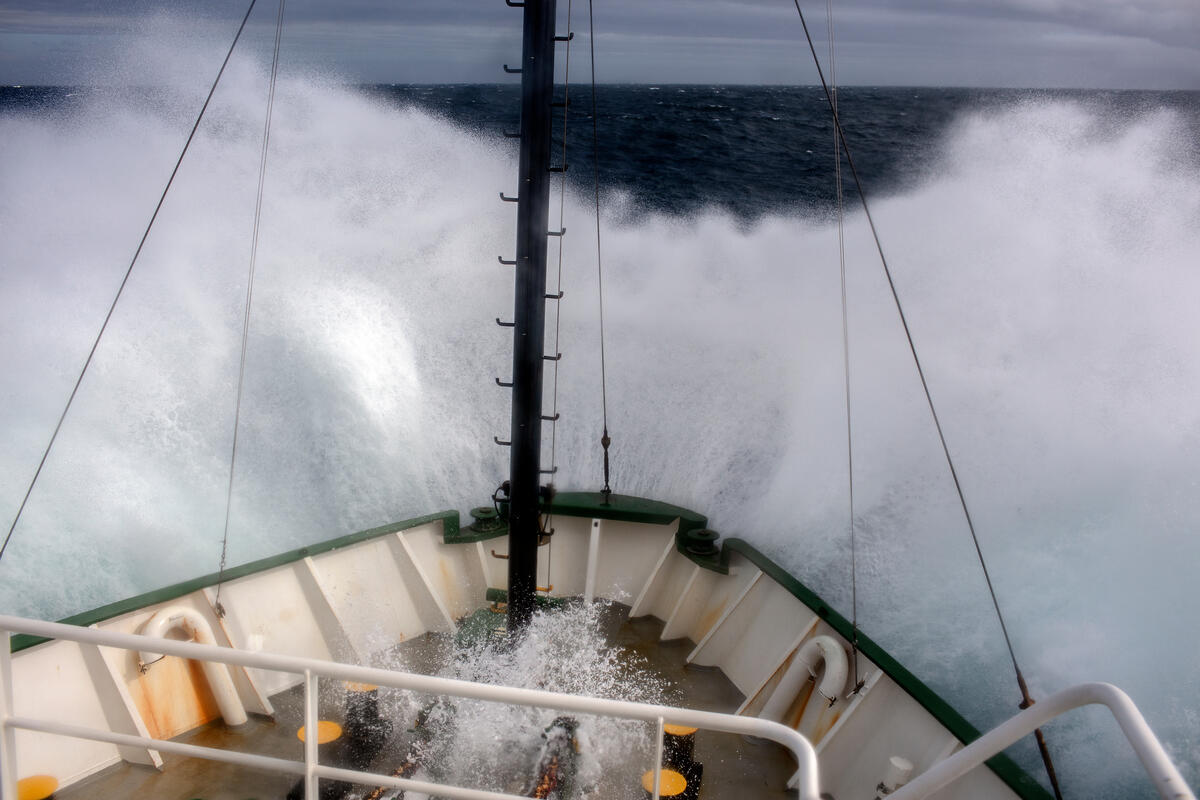 綠色和平船艦在途經德雷克海峽時（the Drake Passage），大海開始變得波濤洶湧。